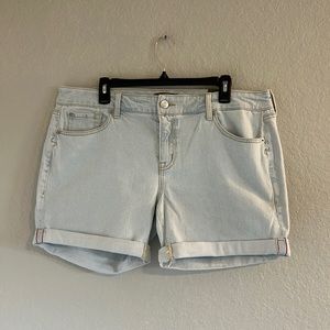 Torrid 5’ midrise boyfriend 5’ outlaw jean shorts